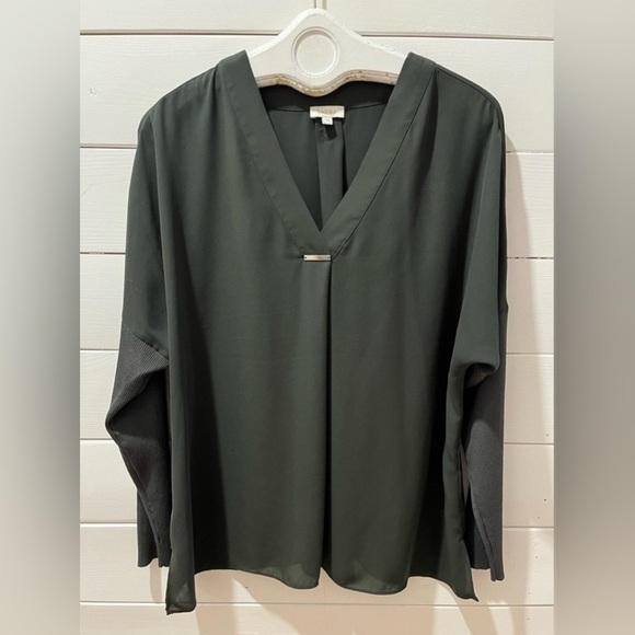 💚NWOT V-Neck Blouse with Metal Bar Detail – Dark Green (Size 16)💚 - Picture 1 of 10